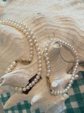 Faux pearl necklace and bracelet set